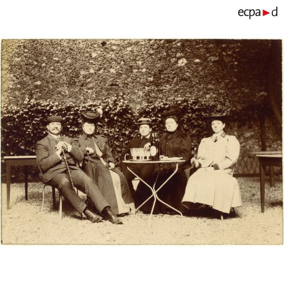 [Portrait de famille : deux hommes et trois femmes].