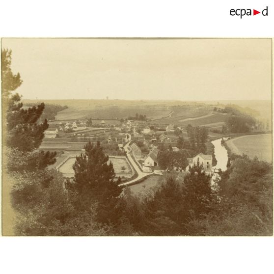 [Vue générale en plongée d'un village].