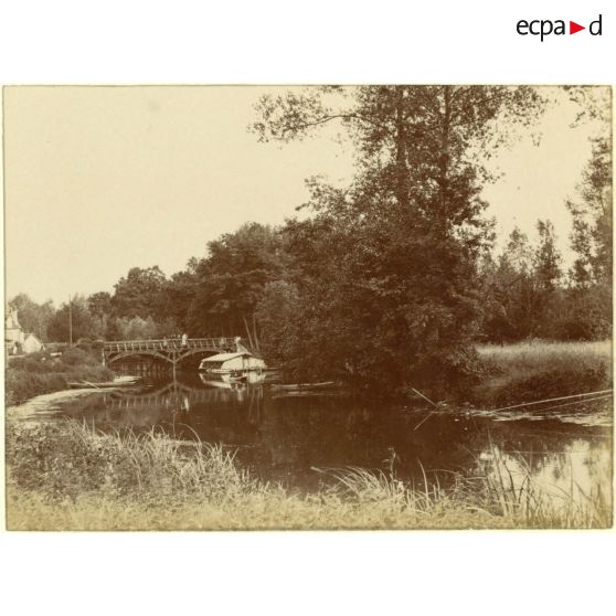 [Rivière avec un pont].