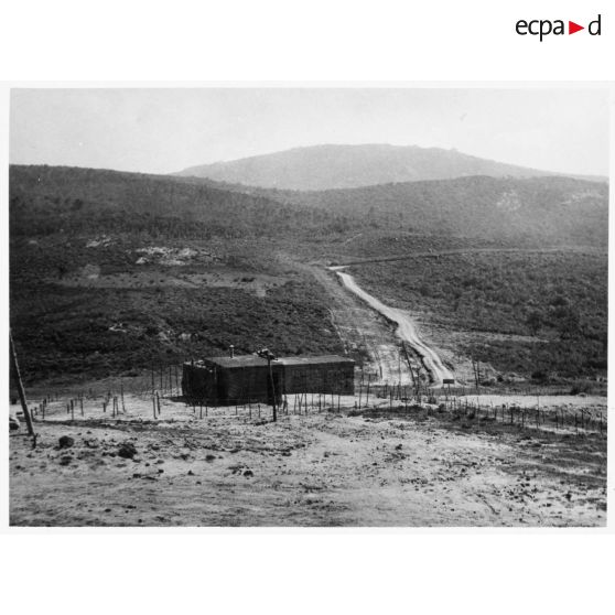 Vue du Barrage de la côte 205. [légende d'origine]<br>