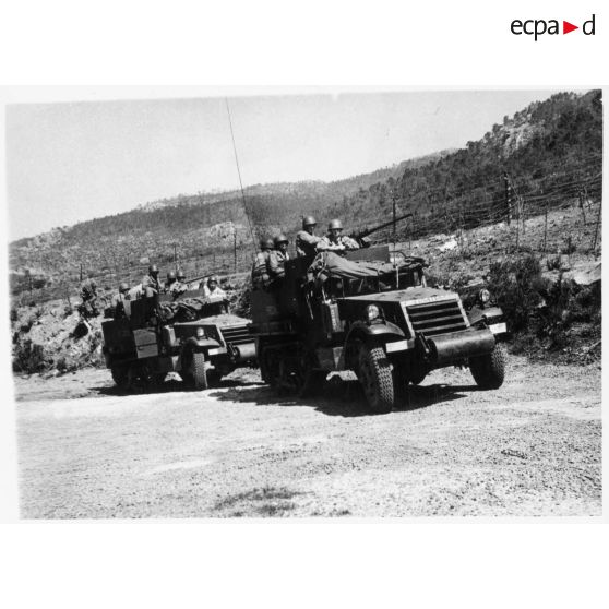 Herse (nom donné à la ligne Morice, barrage électrifié séparant l'Algérie de la Tunisie par les soldats français) au point kilométrique 141. [légende d'origine]<br>