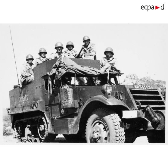 Herse (nom donné à la ligne Morice, barrage électrifié séparant l'Algérie de la Tunisie par les soldats français) au Point Fixe à la côte 265. [légende d'origine]<br>
