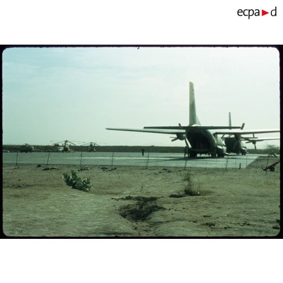 Aéroport Abeché II° escadron / RICM (photographe : Lieutenant Serra). [légende d'origine]