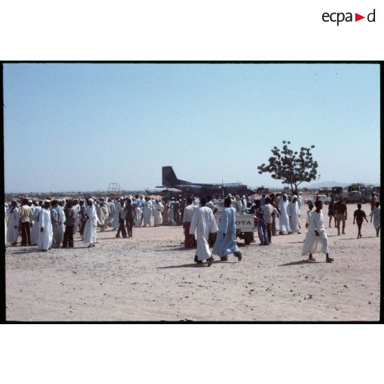 Aéroport Abeché II° escadron / RICM (photographe : Lieutenant Serra). [légende d'origine]<br>
