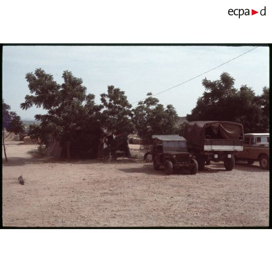 Abeché II° escadron / RICM (photographe : Lieutenant Serra). [légende d'origine]<br>