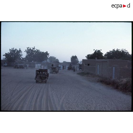 Abeché - Patrouille du II° escadron / RICM. [légende d'origine]<br>