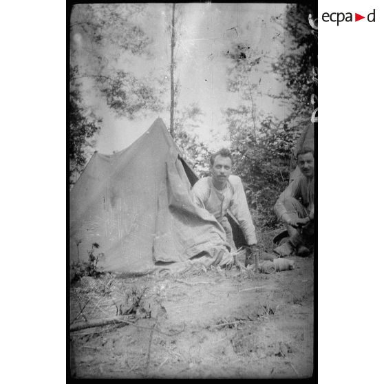 [Un soldat sort de sa tente].