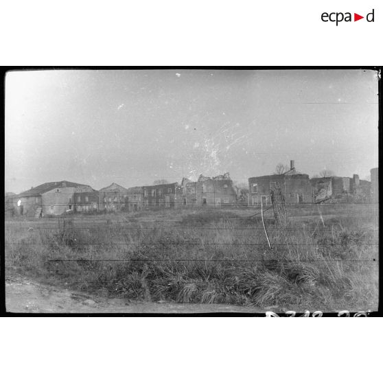 [Village en ruine].