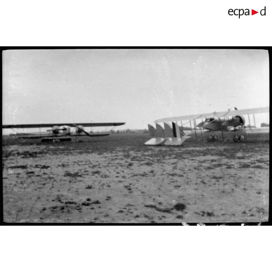 [Deux Caudron G-4].