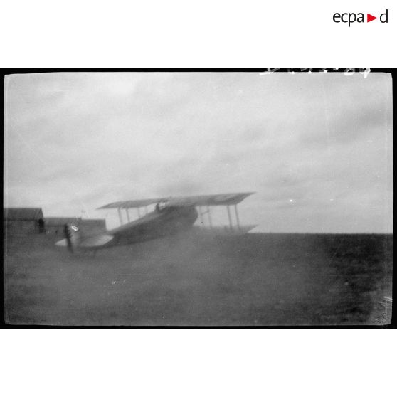 [SPAD VII « Vieux Charles " au décollage].
