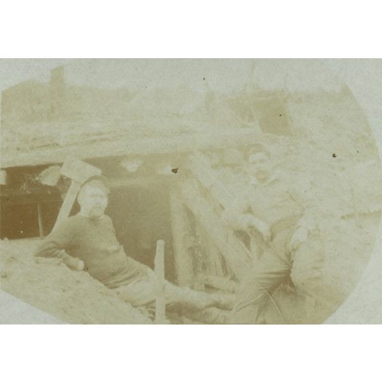 Les cuistots de la compagnie CHR. Entrée d'une sape de bombardement. Trepagny (Rouen). Delache (Havre). Février 1916. Ferme de Bimont (Oise). [légende d'origine]