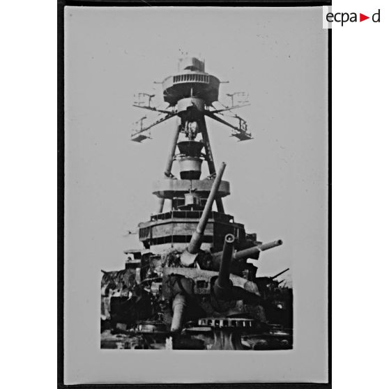 [Détail d'un bâtiment de la marine nationale française sabordé à Toulon le 27 novembre 1942, sans date.]