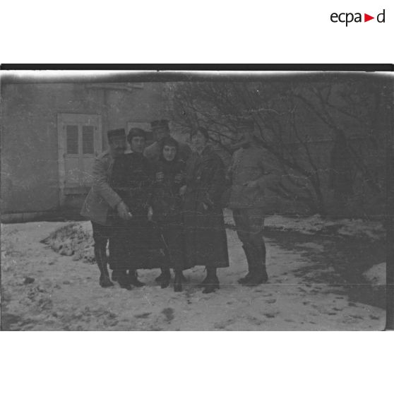 [Portrait de groupe de militaires et de femmes, 1914-1918.]