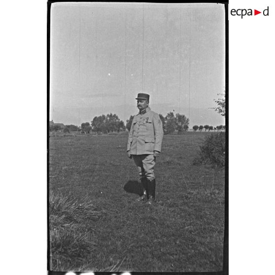 [Portrait en pied d'un militaire, 1914-1918.]