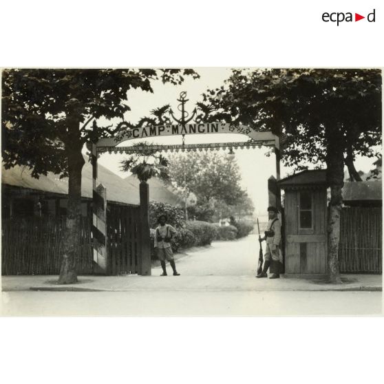 Entrée du camp Mangin (2e et 3e compagnie). [légende d'origine]<br>