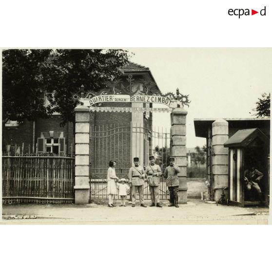 Entrée du quartier Bernez-Cambot (section de spécialistes-pelotons élèves-gradés et passagers).<br>