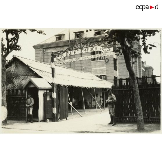 Entrée du quartier Foch (état-major bataillon et 1re compagnie). [légende d'origine]<br>