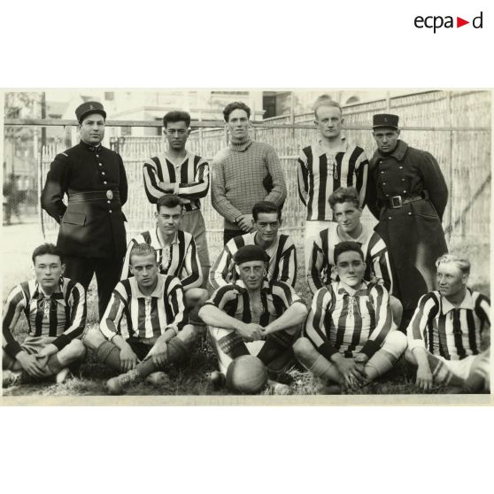 L'équipe de football du détachement qui s'est classée deuxième dans les championnats de la ligue de Shanghai (3e division)<br>Au 1er rang (assis) de gauche à droite : TEYSSIER J, AUGEARD-Lt GOURMENT-LESPINASSE-FAGOT<br>Au 2e rang : DURASSIER-BOSSUET (capitaine de l'équipe) et ARLEN<br>Debout : sergent DAVO (entraîneur), TEYSSIER M., J. BOURRICOT-Lt ARBEY et caporal-chef DUPUY (secrétaire). [légende d'origine]