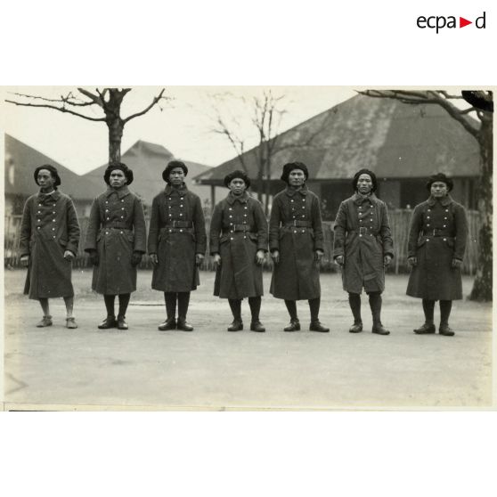 Equipe de la 3e compagnie classée première au concours de traction à la corde. [légende d'origine]<br>