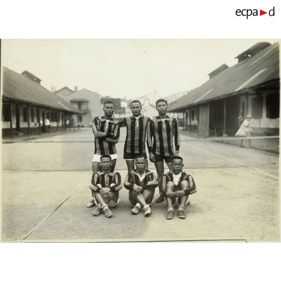 Les 6 militaires de la 3e compagnie ayant accompli les meilleures performances sportives au cours du 1er trimestre 1931. [légende d'origine]<br>