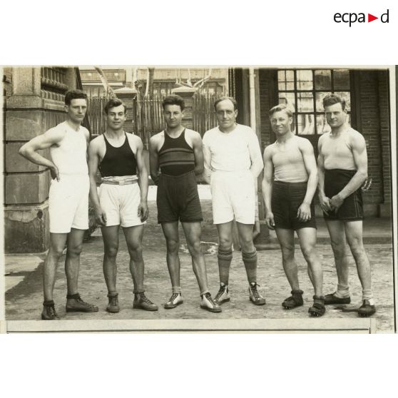 Les 6 militaires de la 1re compagnie ayant accompli les meilleures performances sportives au cours du 1er trimestre 1931. [légende d'origine]<br>