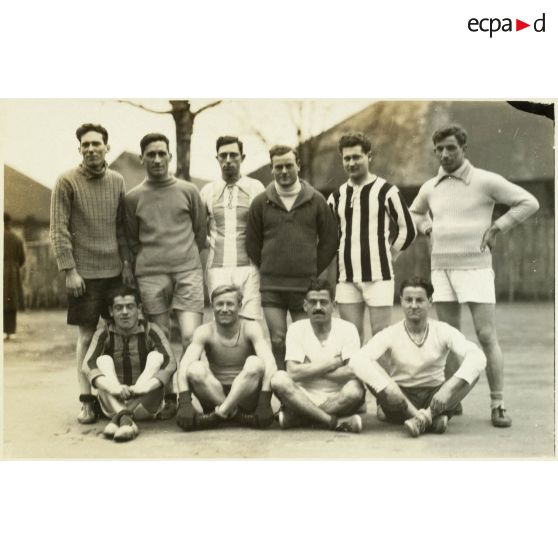 Caporaux-chefs, caporaux et soldats européens ayant pris part au cross-country. [légende d'origine]<br>