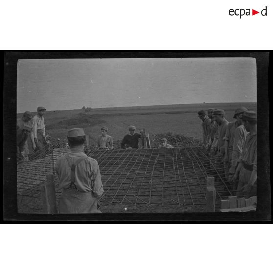 [10-1915. Gouy. Abris en béton armé]. On les pose. [légende d'origine]