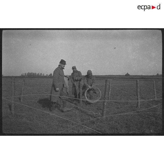 10-1915. Gouy. La pose des premiers fils. [légende d'origine]