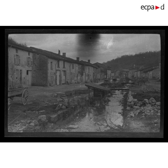 [Village traversé par un cours d'eau].