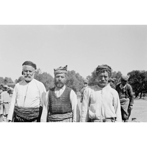 Sur le terrain d'aviation de Kastelli, en Crète, portraits d'ouvriers crétois qui travaillent à l'agrandissement de l'aérodrome.