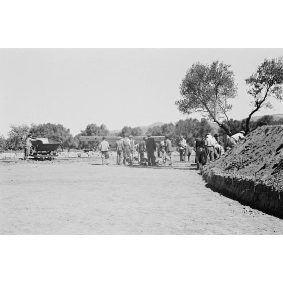 Sur le terrain d'aviation de Kastelli, en Crète, des ouvriers crétois travaillent à l'agrandissement de l'aérodrome.