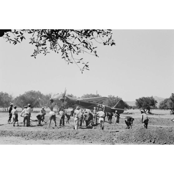 Sur le terrain d'aviation de Kastelli, en Crète, des ouvriers crétois travaillent à l'agrandissement de l'aérodrome.