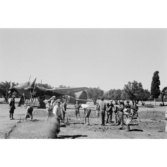 Sur le terrain d'aviation de Kastelli, en Crète, des ouvriers crétois travaillent à l'agrandissement de l'aérodrome.