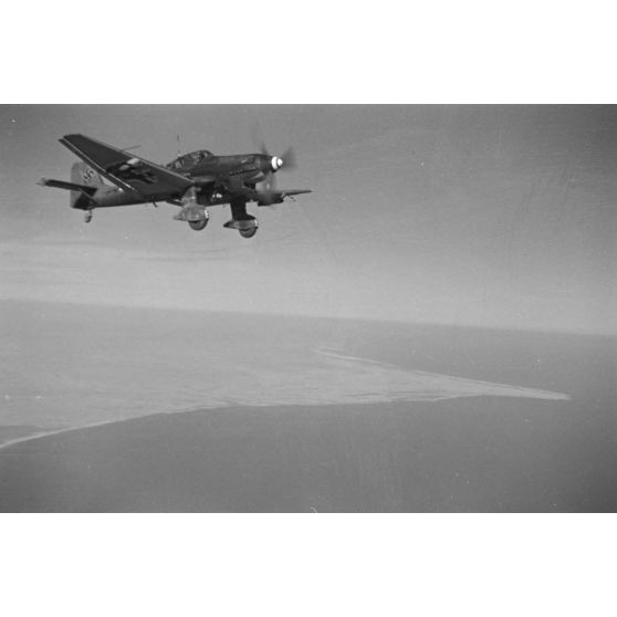 Bombardiers Junkers Ju-87 Stuka du Sturzkampfgeschwader 3 lors d'une mission au-dessus de l'Egypte.