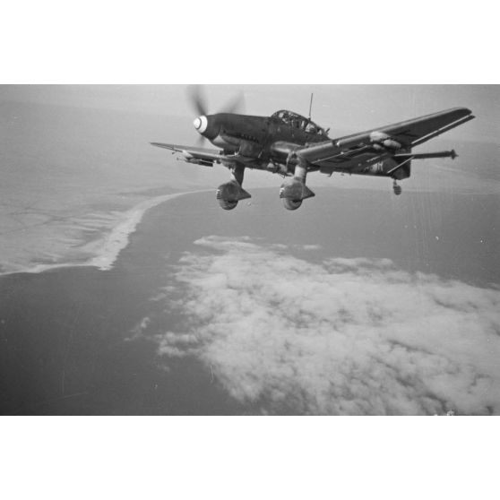 Bombardiers Junkers Ju-87 Stuka du Sturzkampfgeschwader 3 lors d'une mission au-dessus de l'Egypte.