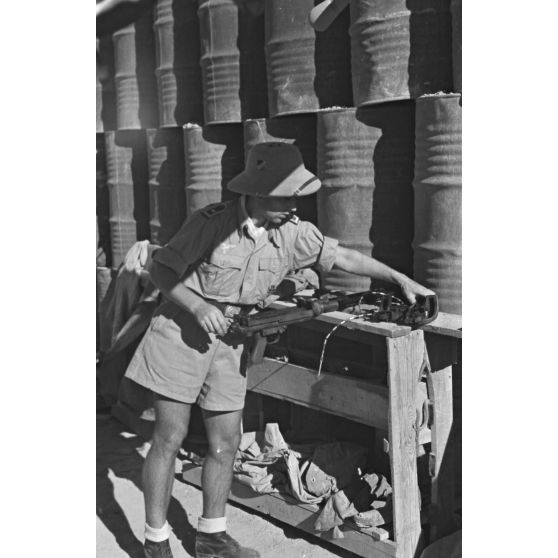 Sous l'aile d'un Stuka, un mécanicien effectue la maintenance d'une mitrailleuse MG-81 qui équipe les Junkers Ju-87 du Sturzkampfgechwader 3.