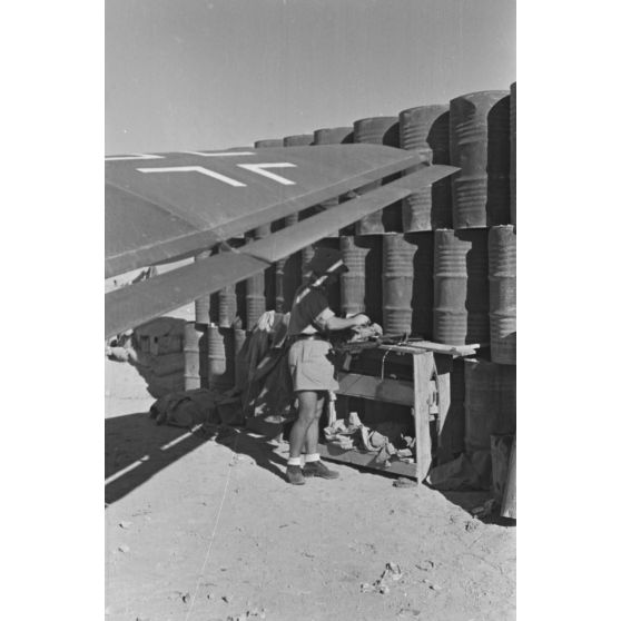 Sous l'aile d'un Stuka, un mécanicien effectue la maintenance d'une mitrailleuse MG-81 qui équipe les Junkers Ju-87 du Sturzkampfgechwader 3.