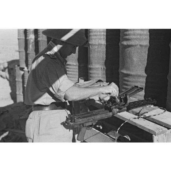 Sous l'aile d'un Stuka, un mécanicien effectue la maintenance d'une mitrailleuse MG-81 qui équipe les Junkers Ju-87 du Sturzkampfgechwader 3.