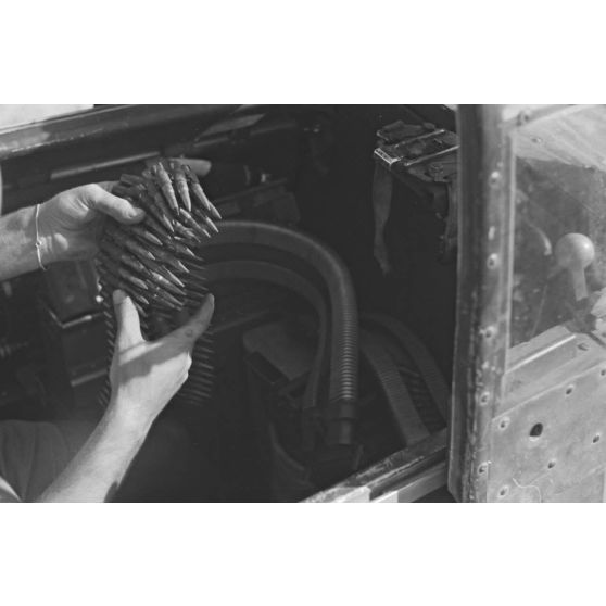 Un mécanicien approvisionne une mitrailleuse MG-81 qui équipe un Junkers Ju-87 du Sturzkampfgechwader 3.