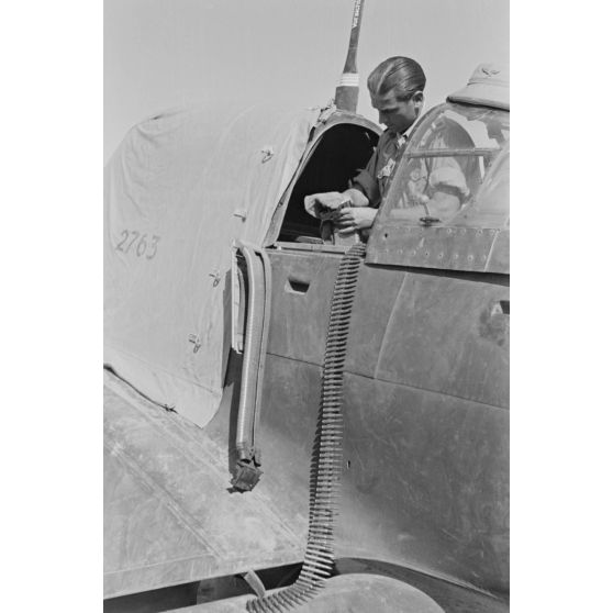 Approvisionnement de la mitrailleuse MG-81 qui équipe un Junkers Ju-87 du Sturzkampfgechwader 3.