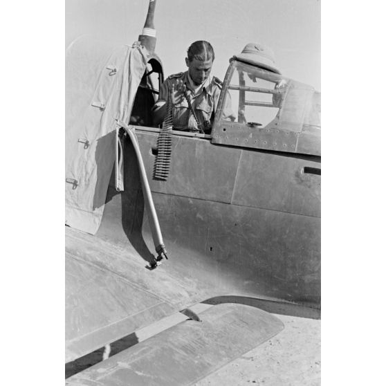 Un mécanicien approvisionne une mitrailleuse MG-81 qui équipe un Junkers Ju-87 du Sturzkampfgechwader 3.