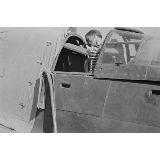 Un mécanicien approvisionne une mitrailleuse MG-81 qui équipe un Junkers Ju-87 du Sturzkampfgechwader 3.