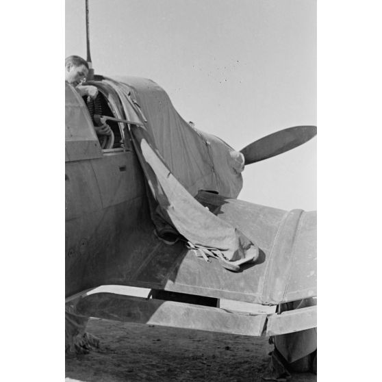 Un mécanicien approvisionne une mitrailleuse MG-81 qui équipe un Junkers Ju-87 du Sturzkampfgechwader 3.