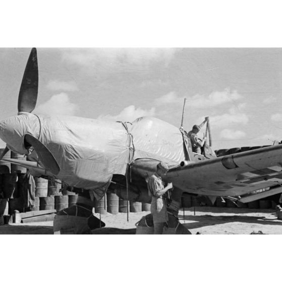 Approvisionnement de la mitrailleuse MG-81 qui équipe un Junkers Ju-87 du Sturzkampfgechwader 3.
