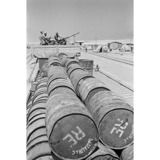 En Egypte, le ravitaillement arrive à la gare de Similla (Ismaïlia ou Simla Alam Al-Rum), des militaires italiens sont présents.