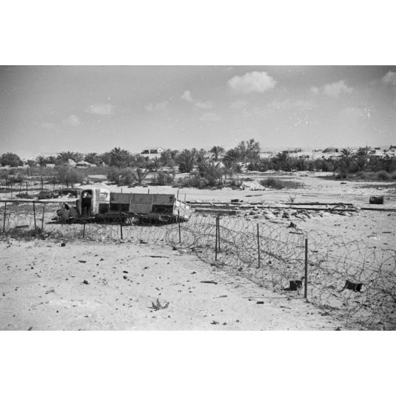 La gare de  Similla (Ismaïlia ou Simla Alam Al-Rum) protégée par un réseau de barbelés.