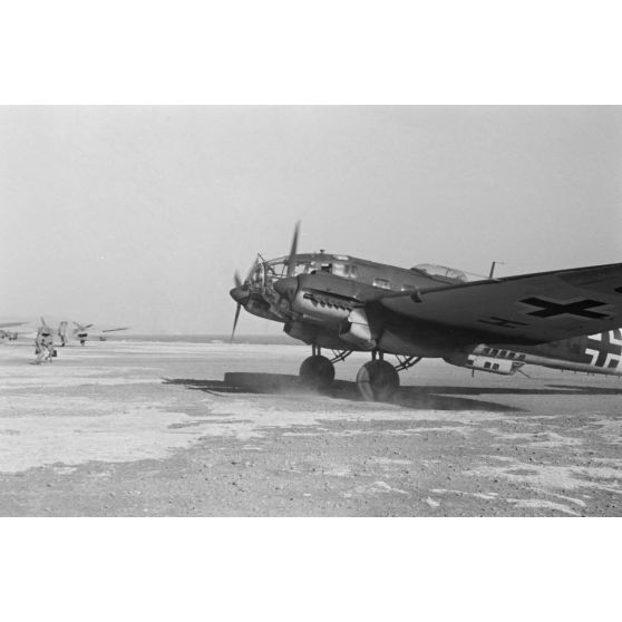 Arrivée du général Alexander Löhr sur le terrain d'aviation d'Héraklion.