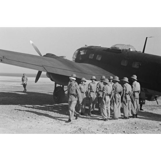 Arrivée du général Alexander Löhr sur le terrain d'aviation d'Héraklion.