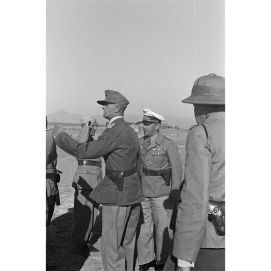 A son arrivée sur le terrain d'aviation d'Héraklion, le général Alexander Löhr est accueilli par le Generalmajor Heinrich Lechner, commandant du 2. Festungs-Brigade Kreta.