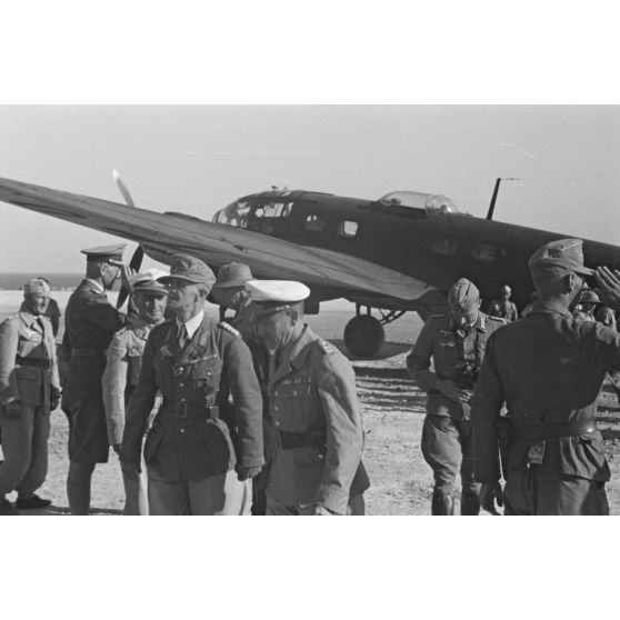 Arrivée du général Alexander Löhr sur le terrain d'aviation d'Héraklion.